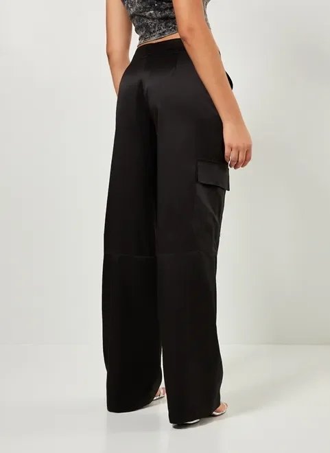 calça cargo em cetim preto calça cargo em cetim preto