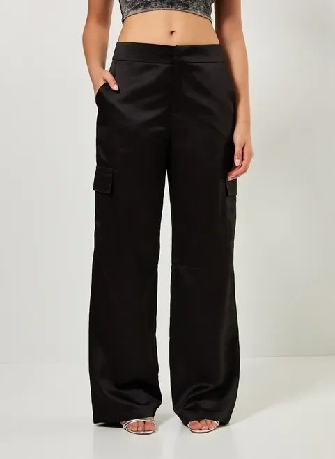 calça cargo em cetim preto calça cargo em cetim preto