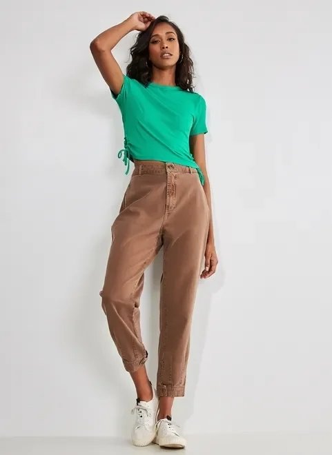 calça mom em sarja marrom calça mom em sarja marrom