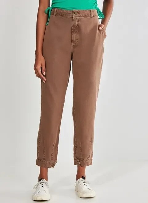 calça mom em sarja marrom calça mom em sarja marrom