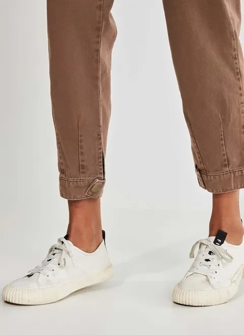 calça mom em sarja marrom calça mom em sarja marrom