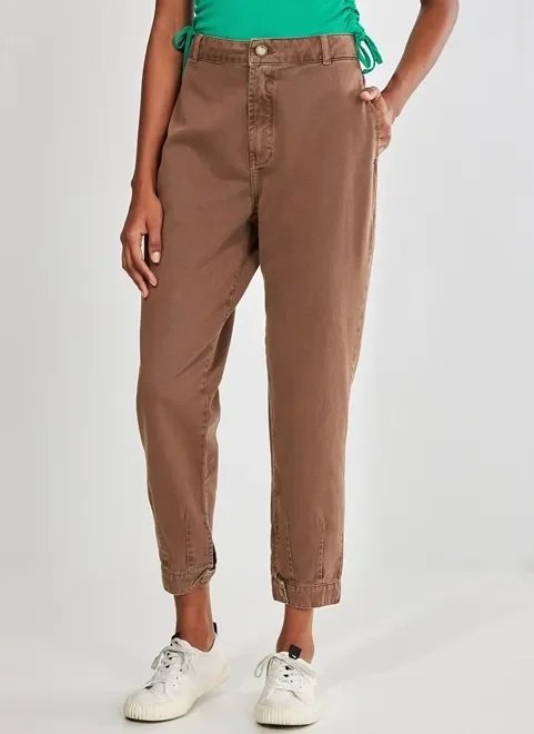 calça mom em sarja marrom calça mom em sarja marrom