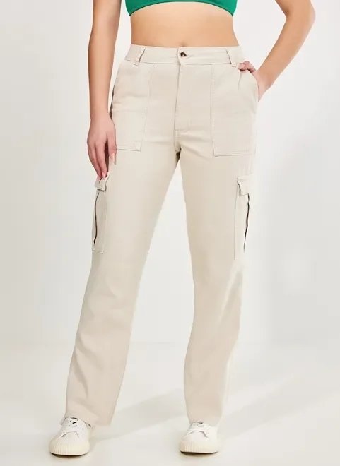 calça cargo reta em sarja gelo calça cargo reta em sarja gelo