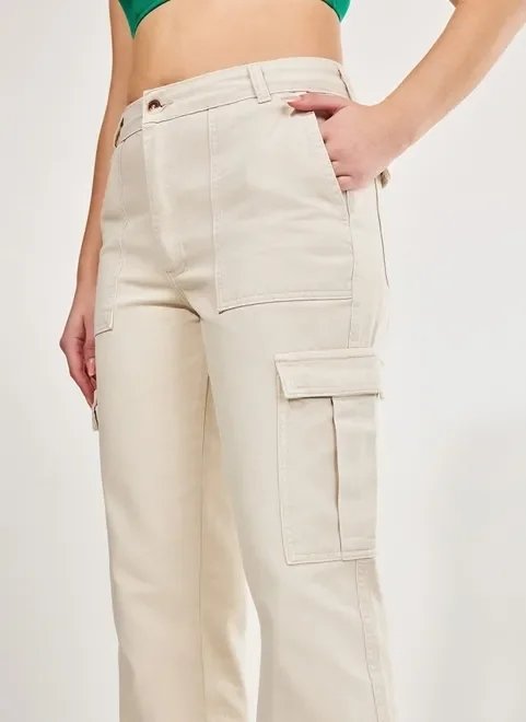 calça cargo reta em sarja gelo calça cargo reta em sarja gelo