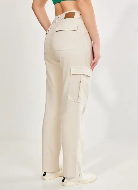 calça cargo reta em sarja gelo calça cargo reta em sarja gelo