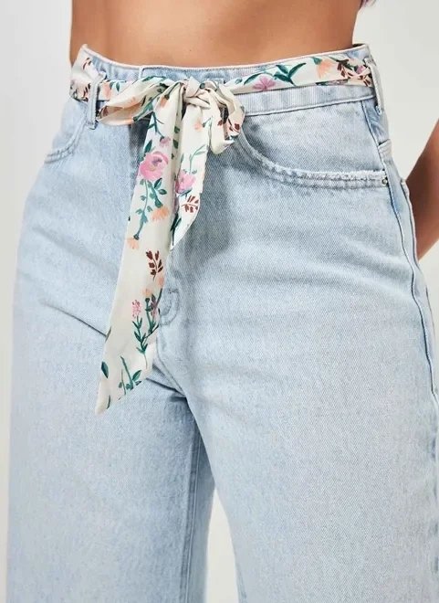 calça jeans pantacourt com cinto floral calça jeans pantacourt com cinto floral