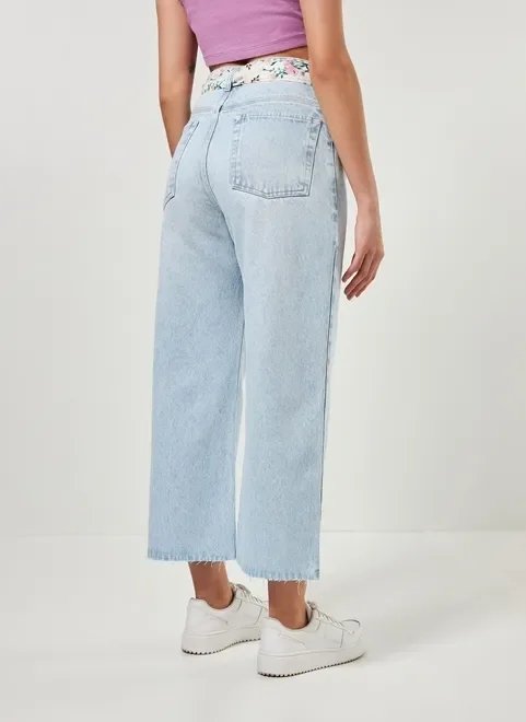 calça jeans pantacourt com cinto floral calça jeans pantacourt com cinto floral