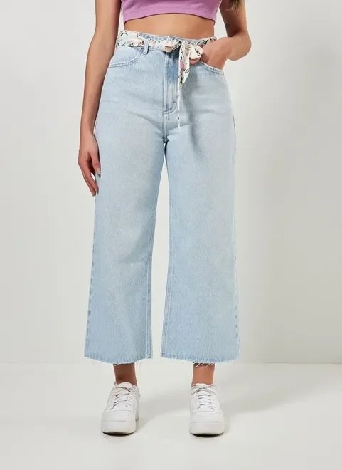 calça jeans pantacourt com cinto floral calça jeans pantacourt com cinto floral