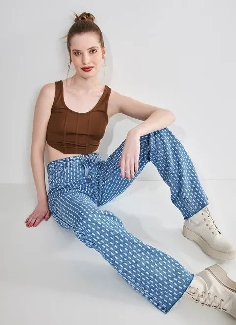 calça jeans reta com risquinhos de corrosão calça jeans reta com risquinhos de corrosão