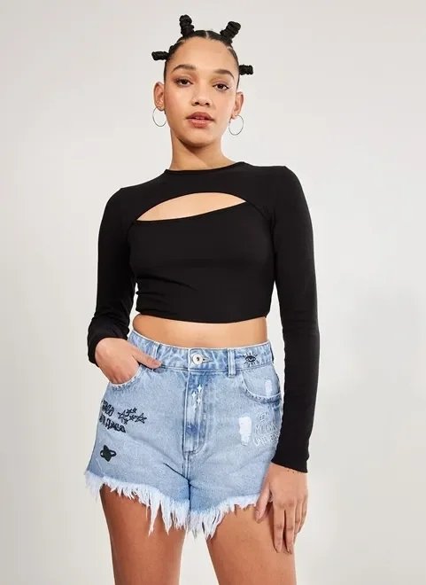 short jeans desfiado com bordados místicos short jeans desfiado com bordados místicos