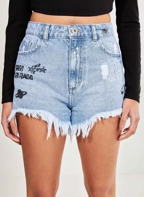 short jeans desfiado com bordados místicos short jeans desfiado com bordados místicos