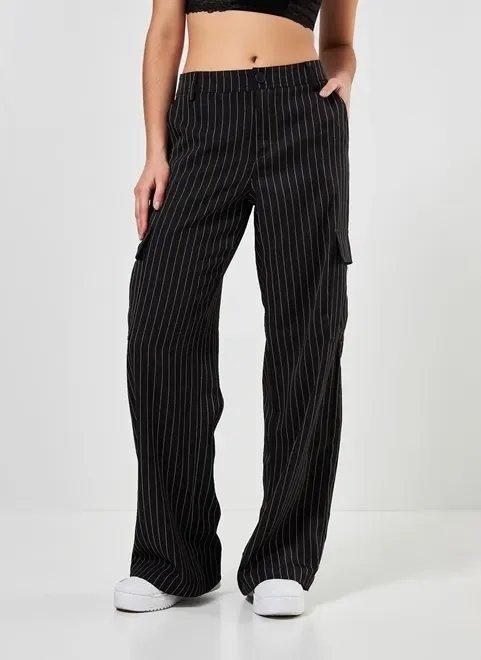 calça de alfaiataria listrada cargo calça de alfaiataria listrada cargo