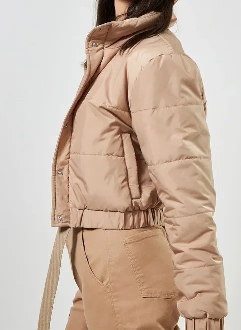 jaqueta puffer cropped areia jaqueta puffer cropped areia