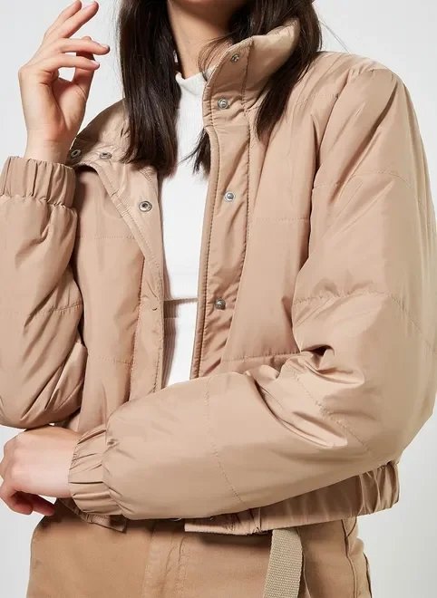 jaqueta puffer cropped areia jaqueta puffer cropped areia