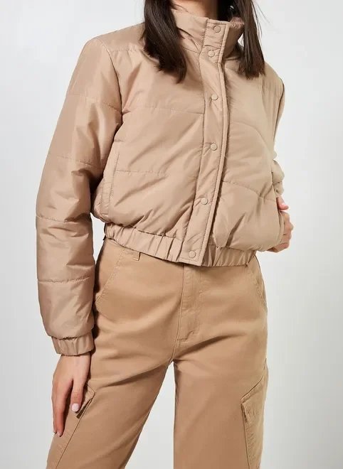 jaqueta puffer cropped areia jaqueta puffer cropped areia