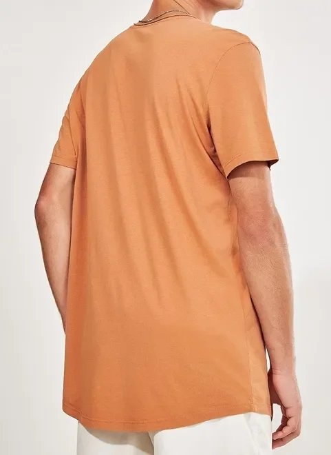 camiseta estonada alongada com estampa camiseta estonada alongada com estampa
