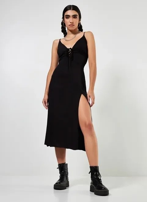 vestido midi preto com fenda e amarração vestido midi preto com fenda e amarração