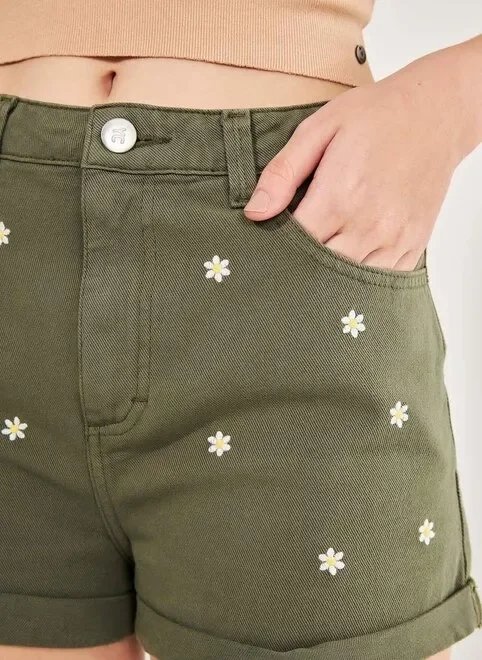 short de sarja verde militar com margaridas short de sarja verde militar com margaridas