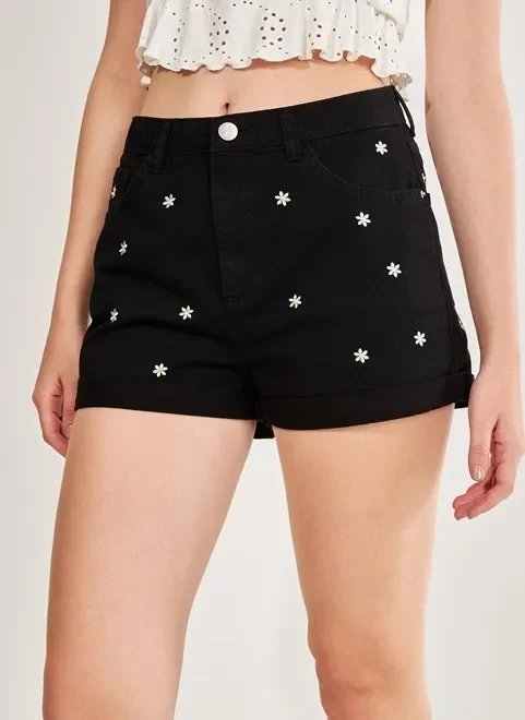 short mom preto com margaridas short mom preto com margaridas
