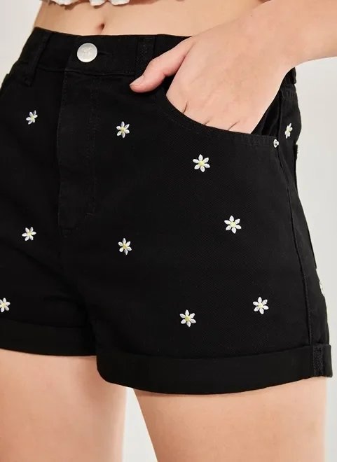 short mom preto com margaridas short mom preto com margaridas