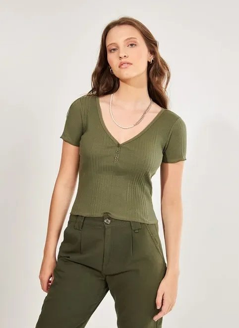blusa verde militar com botãozinho blusa verde militar com botãozinho