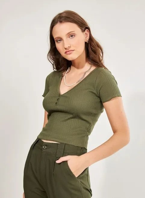 blusa verde militar com botãozinho blusa verde militar com botãozinho