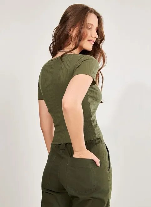 blusa verde militar com botãozinho blusa verde militar com botãozinho