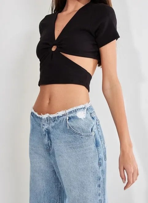 blusa cropped com recortes blusa cropped com recortes