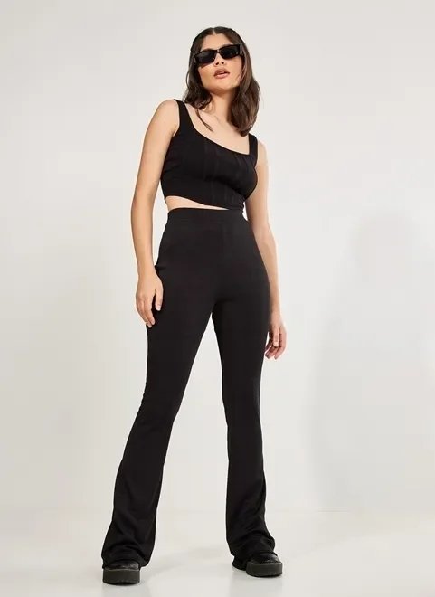 calça flare preta com aspecto brilhoso calça flare preta com aspecto brilhoso