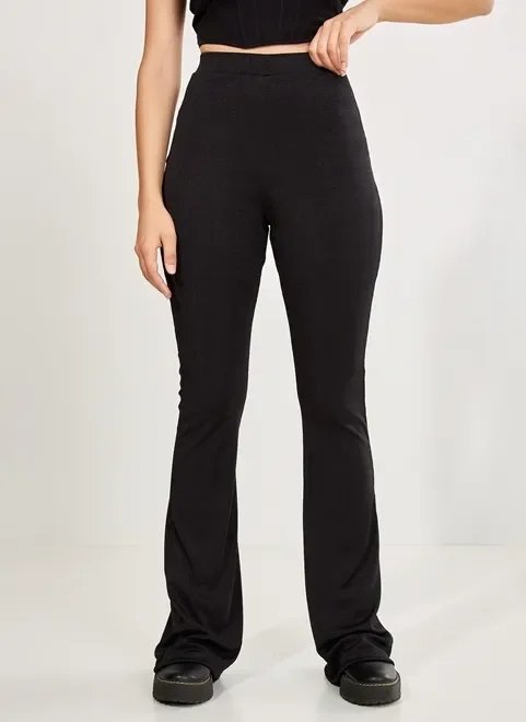 calça flare preta com aspecto brilhoso calça flare preta com aspecto brilhoso