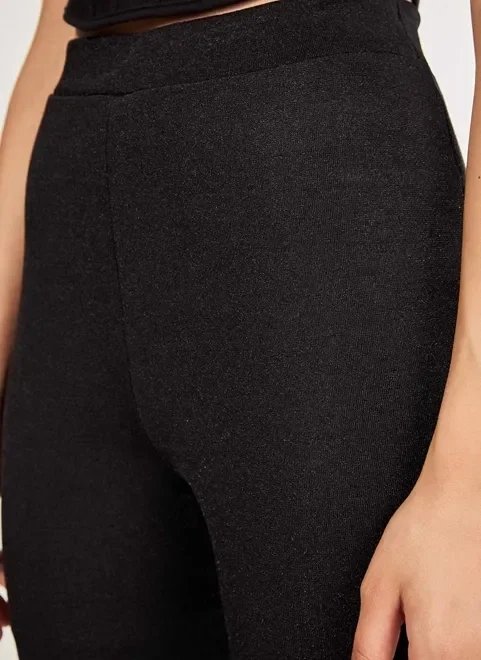 calça flare preta com aspecto brilhoso calça flare preta com aspecto brilhoso