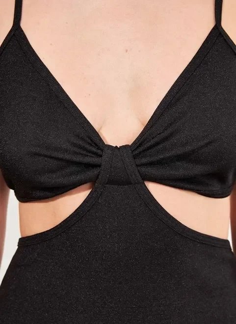 vestido preto com brilho e cut outs vestido preto com brilho e cut outs