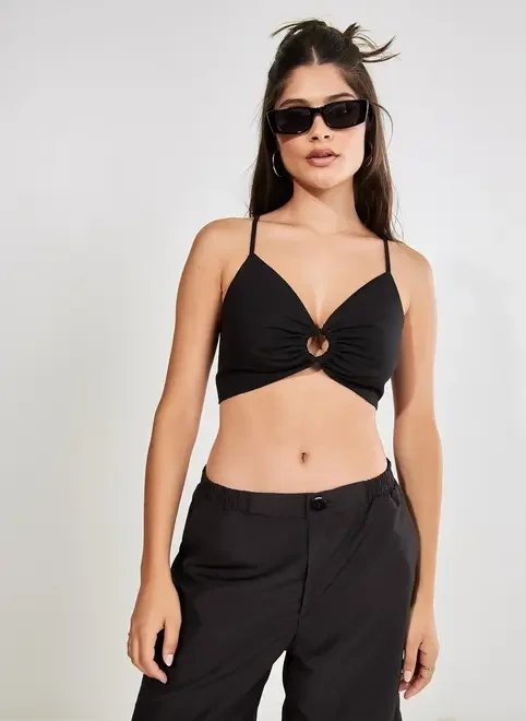 top cropped preto com argola top cropped preto com argola