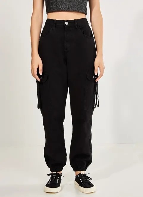 calça jogger cargo de sarja preta calça jogger cargo de sarja preta