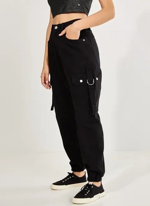 calça jogger cargo de sarja preta calça jogger cargo de sarja preta