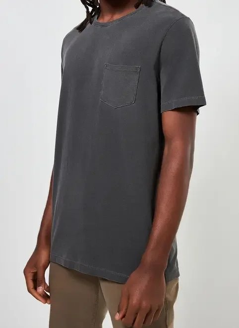 camiseta texturizada estonada com bolso camiseta texturizada estonada com bolso