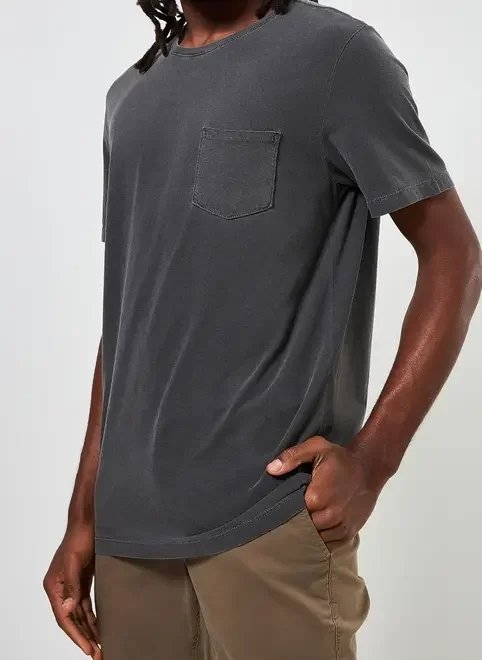 camiseta texturizada estonada com bolso camiseta texturizada estonada com bolso