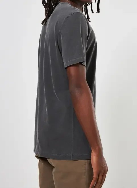 camiseta texturizada estonada com bolso camiseta texturizada estonada com bolso