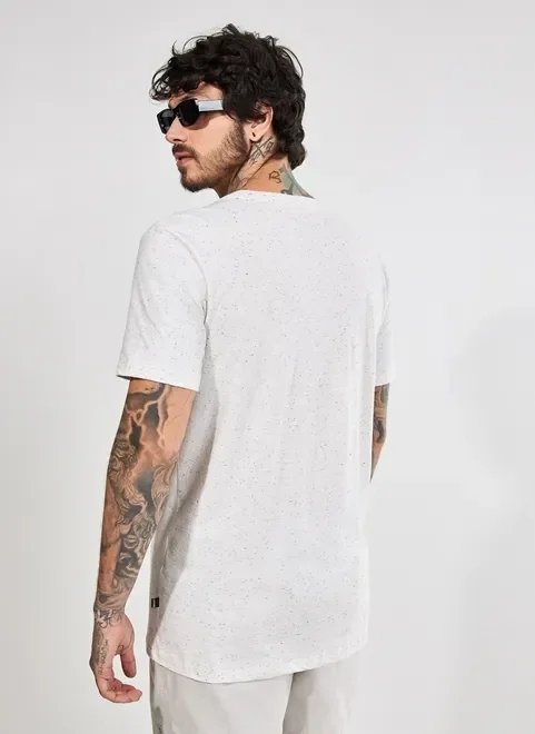 camiseta off-white mescla estampa praiana camiseta off-white mescla estampa praiana