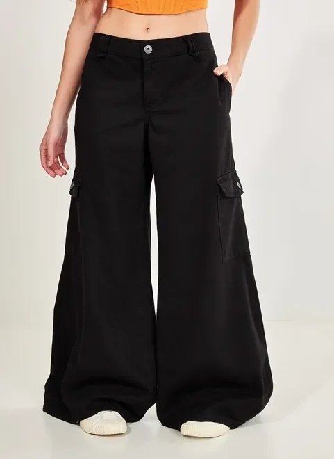 calça wide leg cargo em sarja preta calça wide leg cargo em sarja preta