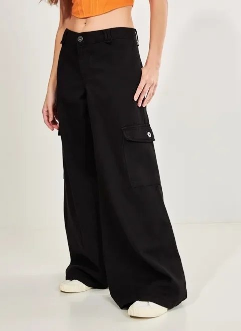 calça wide leg cargo em sarja preta calça wide leg cargo em sarja preta