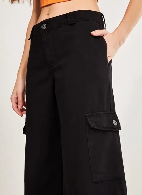 calça wide leg cargo em sarja preta calça wide leg cargo em sarja preta