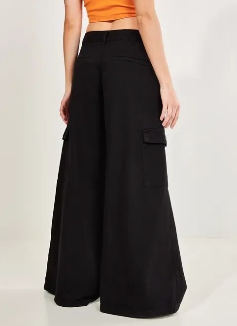 calça wide leg cargo em sarja preta calça wide leg cargo em sarja preta
