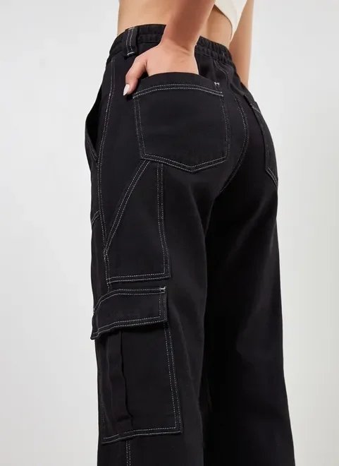 calça cargo preta costuras contrastantes calça cargo preta costuras contrastantes