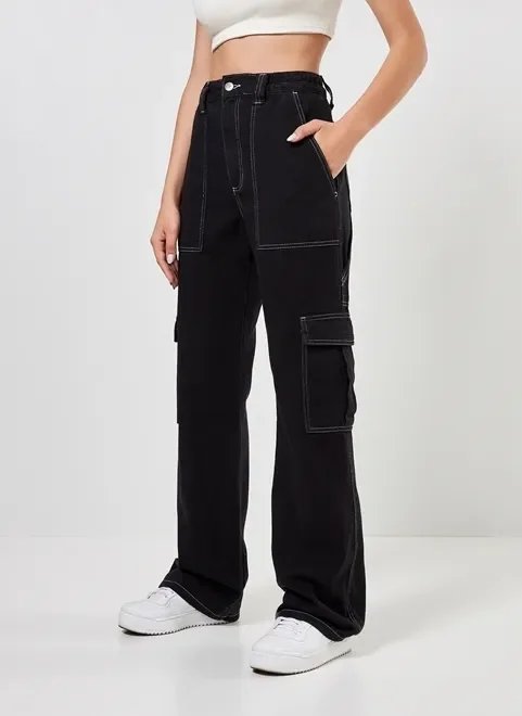 calça cargo preta costuras contrastantes calça cargo preta costuras contrastantes