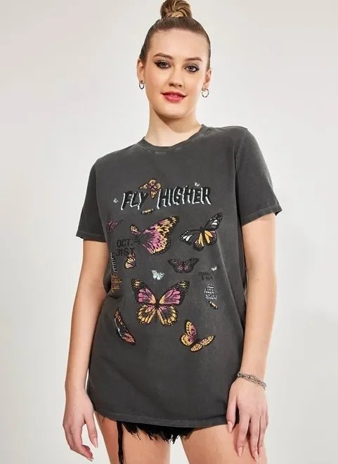 camiseta over preta lavada borboletas camiseta over preta lavada borboletas