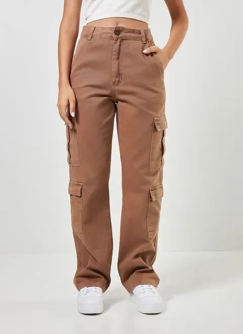 calça cargo reta em sarja marrom calça cargo reta em sarja marrom