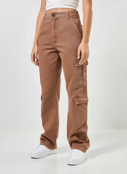 calça cargo reta em sarja marrom calça cargo reta em sarja marrom