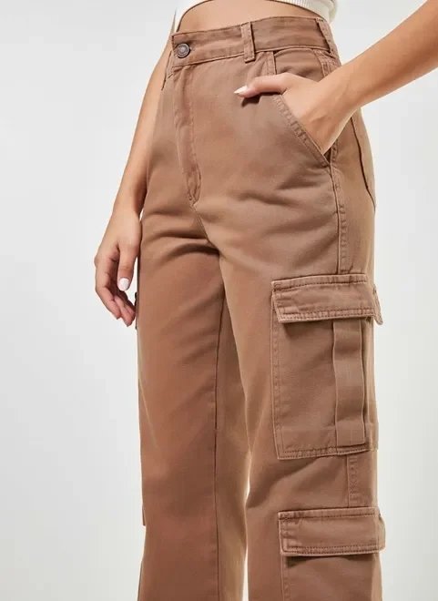 calça cargo reta em sarja marrom calça cargo reta em sarja marrom