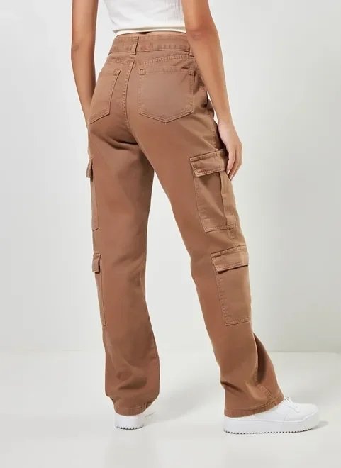 calça cargo reta em sarja marrom calça cargo reta em sarja marrom